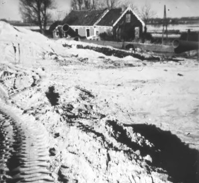 Het verschoven huis van de familie Rip, middenin het zand.
