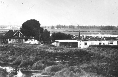 Huisje M. van de Hulst, met sta caravan voor dochter.
