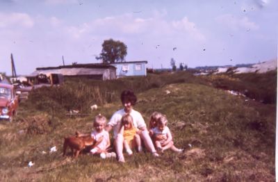 Ans van de Hulst met haar kinderen. 
De oude sta caravan stond eerst aan het begin van de Zwetskade achter Weening, die werd daar bewoond door D. van de Hulst.
