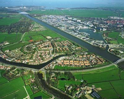 Driemond
Driemond met rechts over het kanaal het industrieterrein van Weesp. Prachtig helder hier de drie riviertjes die samenkomen: Gaasp, Smal Weesp en (onder de provinciale weg) het Gein
Keywords: Driemond overzicht
