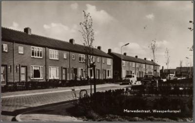 Merwedestraat/Lentestraat
De Merwedestraat kreeg na de toewijzing van Driemond aan Amsterdam een nieuwe naam: Lentestraat (woningen uit 1960).
Het wijzigen van de namen uit de 'Sluisbuurt' (nieuwbouw na de tweede wereldoorlog) gebeurde omdat in Amsterdam deze namen al voorkwamen in de Rivierenbuurt, en om verwarring te voorkomen kregen de Driemondse rivierstraten dus nieuwe namen: naar de seizoenen, en een naar de laatste burgemeester van Weesperkarspel, waar Driemond aanvankelijk onder viel.
Keywords: Merwedestraat;Lentestraat;Geinbrug;Driemond