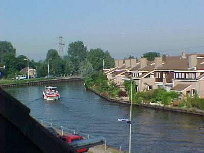 Kippenbuurt
Gezien vanaf het Zandpad: de woningen aan de Wyandottestraat. Op de achtergrond de Provinciale weg.
Keywords: Kippenbuurt;Sluis fabriek;Driemond;Wyandottestraat;Geinbrug