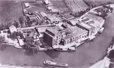 Sluisfabriek 
Sluisfabrieken complex, doorsneden door de Lange Stammerdijk. Rechtsonder het eerste stuk van het Zandpad zichtbaar. Volgens bijschrift zou foto uit 1939 zijn.
Keywords: Driemond;Gaasp;Sluis;Zandpad;Lange Stammerdijk
