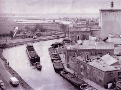 Sluisfabriek 
Sluisfabriek, linksonder het Zandpad, achter de provinciale weg met daaraan de begraafplaats. Op de achtergrond de Waterleiding.
Keywords: Driemond;Gaasp;Sluis;Zandpad;Lange Stammerdijk;provinciale weg;begraafplaats;Waterleiding