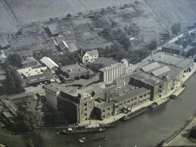 Sluisfabriek 
Nogmaals Sluis vanuit de lucht en van dichterbij. Veel aangemeerde vrachtschepen.
Keywords: Driemond;Gaasp;Sluis;Lange Stammerdijk