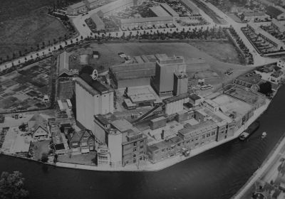 Sluisfabriek 
Een latere foto. De bebouwing van de Winterstraat (achter) en de Burgemeester Kasteleinstraat (voorste rij) zijn gerealiseerd. Rechts de Herfststraat en rechtsonder het Zandpad.
Keywords: Driemond;Gaasp;Sluis;Zandpad;Lange Stammerdijk;Hertststraat;Winterstraat;Burgemeemeester Kasteleinstraat