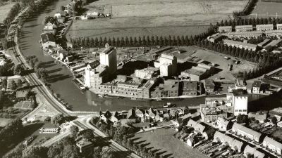 overzicht Driemond
De drie 'naamriviertjes' duidelijk zichtbaar (Gein, Gaasp, Smal Weesp). Sluis prominent in het midden en de fabriek van Otten aan het Zandpad rechts op de foto.
Keywords: Driemond;Gaasp;Sluis;Zandpad;Lange Stammerdijk;provinciale weg;Otten