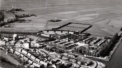 overzicht Driemond
Op deze foto zijn de oude kern (voorgrond) en de nieuwere wijken duidelijk zichtbaar. Op de achtergrond sportvelden en de plek van de ijsbaan (in de winter). Ook de Stammerlandweg is duidelijk te zien. 
Keywords: Driemond overzicht;sportvelden