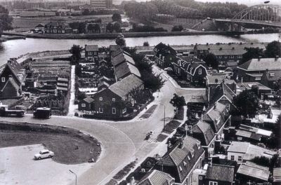 Oude kern
Een deel van de oude kern van Driemond. Het Zandpad met rechtsmidden de Burgemeester Bletzstraat, helemaal achte het Sluispad en midden links de draai naar de brug over het Smal Weesp. De huidige parkeerplaats bij het Cafetaria ligt er al in 'oude staat'.
Keywords: Driemond overzicht;oude kern;Zandpad;Burgemeester Bletzstraat;Sluispad