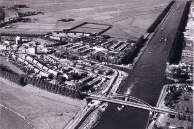 overzicht Driemond
Foto waarschijnlijk dezelfde reeks als 09. Hier behalve Driemond het Amsterdam-Rijnkanaal met op de voorgrond de nieuwe brug. Rechts deel van het industrieterrein van Weesp,
Keywords: Driemond overzicht;Amsterdam-Rijnkanaal