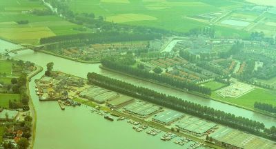 overzicht Driemond
Driemond gezien vanaf de hoogte van het huidige Aquamarin in Weesp. De brug over het Smal Weesp bij de Rijnkade (industrieterrein Weesp) was er nog niet. Links de nieuwe brug over het Amsterdam-Rijnkanaal. Heel duidelijk is hier de (door het kanaal doorsneden) loop van het Smal Weesp te zien.

Keywords: Driemond overzicht;Amsterdam-Rijnkanaal;Smal Weesp