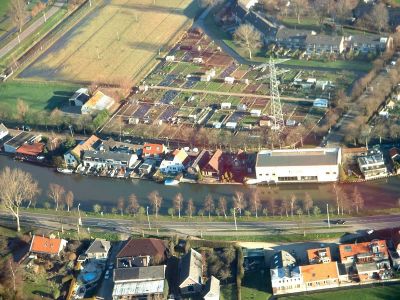 overzicht Driemond
Onder de bebouwing van Driemond langs de provinciale weg, daarboven de Gaasp, dan de Lange Stammerdijk met de garage van Niesing (witte gebouw) en daarboven de Tuindersvereniging Driemond.
Ook de Stammerlandweg (links) en de Burgemeester Kasteleinstraat hier duidelijk.
Keywords: Driemond;Gaasp;Zandpad;Lange Stammerdijk;provinciale weg;tuindersvereniging