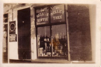 Kruidenierswinkel Bleijenberg
Vóór Bleijenberg in 1934 de kruidenierszaak aan het Zandpad kocht, werd deze bestierd door H.   Schippers
Keywords: middenstand;kruidenierswinkel;Bleijenberg;Schippers;Zandpad