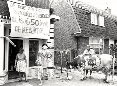 Slagerij Dalmulder
Slagerij M. Dalmulder (1990),. l.: Greet, r.:Mourits
Keywords: middenstand;slagerij;Dalmulder;Bletzstraat