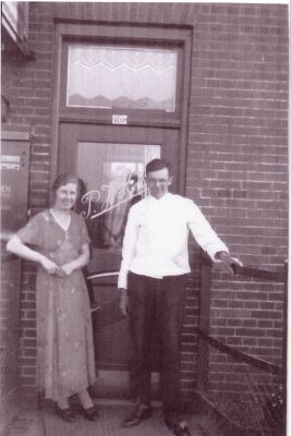 Bakker Koole
Bakker Piet Koole en echtgenote. Geen brood- maar koekenbakker. Verkocht naast koek ook snoep in de winkel op de hoek van het Zandpad/Burgemeester Mulstraat. In 1960 werd de bakkerij overgenomen door bakker Van Rheenen.
Keywords: Koole;bakker;Zandpad;Burg.Mulstraat;Geinbrug;Driemond