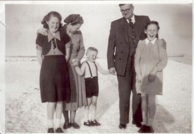 Piet Koole en familie
Piet Koole, echtgenote Gerri Nigtevecht, dochters Reinie, Alie en zoon Wim
Keywords: Koole;(koeken)bakker