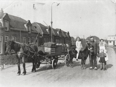 melkboer Hogenberg
Paard en wagen met nieuwe pony van melkboer Hogenberg. V.l.n.r. Tiny (op pony) Gijs, Marie en Ina Hogenberg.  
Keywords: melkboer;melkslijter;Hogenberg;Geinbrug;Driemond