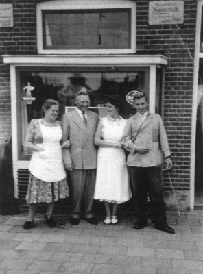 melkboer Hogenberg
V.l.n.r Marie en Gijs Hogenberg, ?, ?. 
Keywords: melkboer;melkslijter;Hogenberg;Geinbrug;Driemond