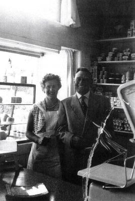 melkboer Hogenberg
In de melkwinkel. Gijs Hogenberg (met Tiny ?). 
Keywords: melkboer;melkslijter;Hogenberg;Geinbrug;Driemond