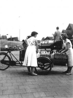 melkboer Hogenberg
Melk bezorgen. 
Keywords: melkboer;melkslijter;Hogenberg;Geinbrug;Driemond