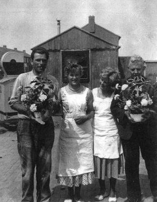 melkboer Hogenberg
Beide heren onbekend. Links Tiny (?), rechts Ina (?) Hogenberg (?)
Keywords: melkboer;melkslijter;Hogenberg;Geinbrug;Driemond