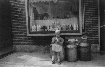 melkboer Hogenberg
Zoon Bert Hogenberg voor de winkel  
Keywords: melk