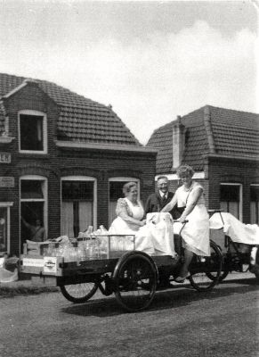 melkboer Hogenberg
Melkronde op de bakfiets. V.l.n.r. Marie (Mevr. Maria Wilhelmina Hogenberg-van Oosterom), Gijs (Gijsbert) Hogenberg, dochter Tiny.  
Keywords: melkboer;melkslijter;Hogenberg;Geinbrug;Driemond