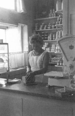 melkboer Hogenberg
Ina of Tiny Hogenberg in de winkel
Keywords: melkboer;melkslijter;Hogenberg;Geinbrug;Driemond