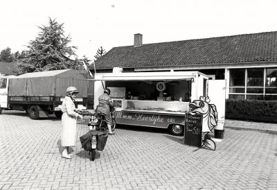 Viskraam
De viskraam aan de Burgemeester Kasteleinstraat-Dorpsplein
Keywords: middenstand, rijdende winkel,viskraam