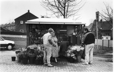 Bloemenstal
Bloemenstal aan het Zandpad in de bocht naar de brug op de parkeerstrook.
Keywords: Middenstand;rijdende winkel;bloemenstal