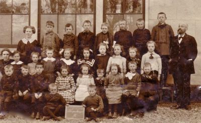 Openbare Lagere School Weesperkarspel
Een van de vroegste foto's (1916?). Leerkrachten meester Laan en de juffen Zwaan en van Veen.
Keywords: onderwijs;openbare lagere school;Weesperkarspel;Geinbrug;Driemond