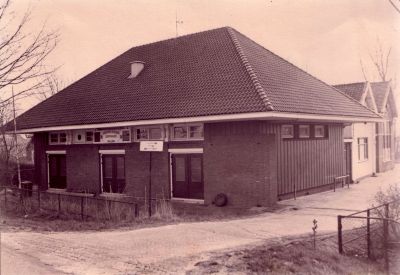 Openbare Lagere School Weesperkarspel
Foto van het voormalig gymnastieklokaal van de O.L.School. Zoals op het bord boven de deur vermeld toen in gebruik als theater-studio en dorpshuis Driemond. De foto moet dus van na 1961 dateren, toen de naam Geinbrug werd veranderd in Driemond.
Keywords: onderwijs;openbare lagere school;Weesperkarspel;Geinbrug;Driemond