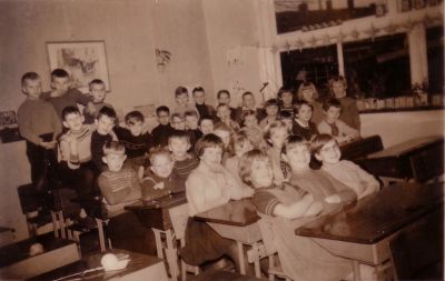 Openbare Lagere School Weesperkarspel
Vroege klassenfoto. Jaar onbekend.
Keywords: onderwijs;openbare lagere school;Weesperkarspel;Geinbrug;Driemond;klassenfoto;schoolfoto