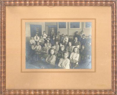 Openbare Lagere School Weesperkarspel
ingelijste klassenfoto, jaar onbekend.
Keywords: onderwijs;openbare lagere school;Weesperkarspel;Geinbrug;Driemond;klassenfoto;schoolfoto