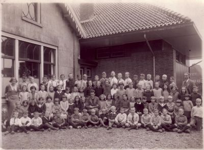 Openbare Lagere School Weesperkarspel
Klassenfoto genomen aan de achterzijde van het gymlokaal. 30er jaren?
Keywords: onderwijs;openbare lagere school;Weesperkarspel;Geinbrug;Driemond;klassenfoto;schoolfoto