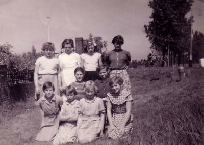 Openbare Lagere School Weesperkarspel
1954 (?) Leerlingen van de O.L. School. Meisjes apart op de foto? 
Keywords: onderwijs;openbare lagere school;Weesperkarspel;Geinbrug;Driemond;klassenfoto;schoolfoto
