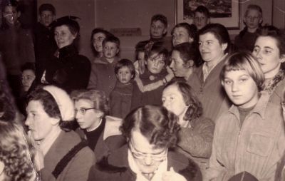 Openbare Lagere School Weesperkarspel
Ouders en leerlingen op een bijeenkomst op school (?). Geen nemen of jaar bekend.
Keywords: onderwijs;openbare lagere school;Weesperkarspel;Geinbrug;Driemond