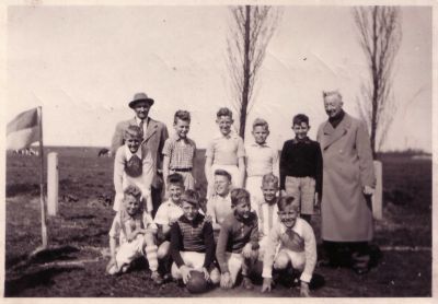 Openbare Lagere School Weesperkarspel
Schoolvoetbal was ook al in de 50er jaren een groot evenement. Hiet het elftal uit 1954.
Keywords: onderwijs;openbare lagere school;Weesperkarspel;Geinbrug;Driemond;schoolvoetbal