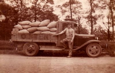 Otten, fabriek veevoeder en olie
Transportauto ±1935. Chauffeur Steven Simplonius (?).
Keywords: Geinbrug;Driemond;Otten,veevoeder;olie;transport