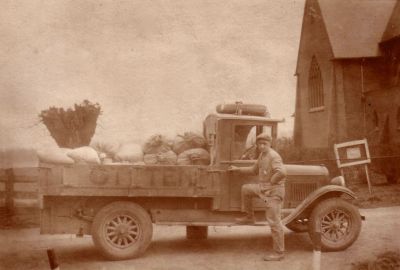 Otten, fabriek veevoeder en olie
Transportauto ±1935, chauffeur (?)
Keywords: Geinbrug;Driemond;Otten,veevoeder;olie;transport