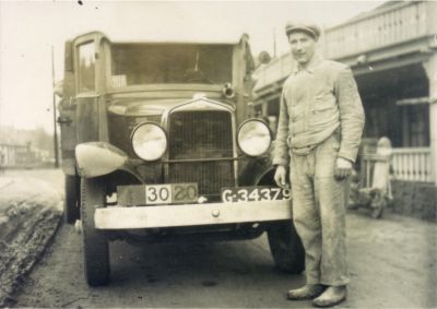 Otten, fabriek veevoeder en olie
Een van de oudere transportauto's met chauffeur dhr. Buurman.
Keywords: Geinbrug;Driemond;Otten,veevoeder;olie;transport