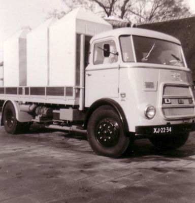 Otten, fabriek veevoeder en olie
Een van de laatste transportauto's, ±1965.
Keywords: Geinbrug;Driemond;Otten,veevoeder;olie;transport
