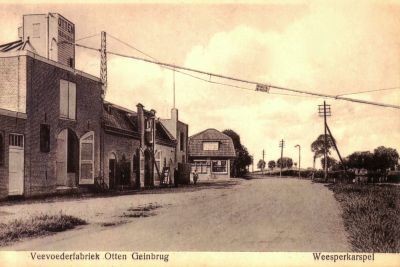Otten, fabriek veevoeder en olie
Foto van de fabriek ±1935, met op de achtergrond de kruidenierswinkel van Jan Meester (hoek Zandpad/Burgemeester Bletzstraat).
Keywords: Geinbrug;Driemond;Zandpad;Otten,veevoeder;olie;kruidenier;Jan Meester