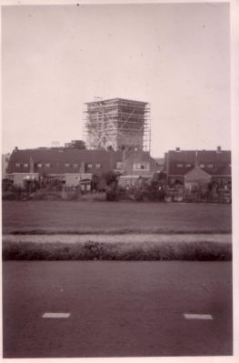 Otten, fabriek veevoeder en olie
DE silo in aanbouw. In de voorgrond de achterzijde van de huizen in de Burgemeester Bletzstraat (?).
Keywords: Geinbrug;Driemond;Otten,veevoeder;olie