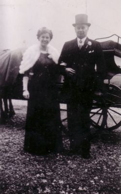 Otten, fabriek veevoeder en olie
Trouwfoto Hendrik Otten en Hendrina Jannetje Johanna de Roo, 1942
Keywords: Geinbrug;Driemond;Otten,veevoeder;olie