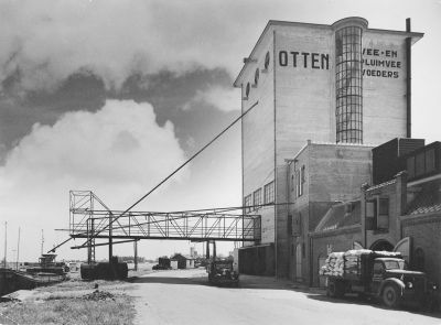 Otten, fabriek veevoeder en olie
±1950, Otten, Vee- en Pluimveevoeders, aan het Zandpad.
Keywords: Geinbrug;Driemond;Zandpad;Otten,veevoeder;olie