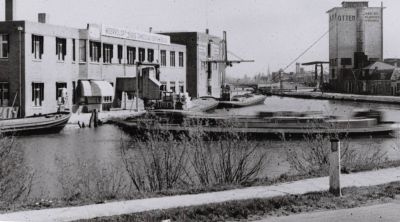 Otten, fabriek veevoeder en olie
Bedrijvigheid op de Gaasp. Links Sluis en rechts Otten. Foto ±1950
Keywords: Geinbrug;Driemond;Otten,veevoeder;olie;Sluis
