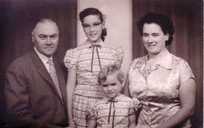 Otten, fabriek veevoeder en olie
Cornelis Otten en gezin. Vlnr: Cornelis, Margrete, Alide en Annetje. Foto 1958.
Keywords: Geinbrug;Driemond;Otten,veevoeder;olie
