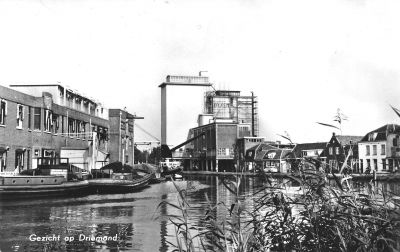 Otten, fabriek veevoeder en olie
Sluis (links) en Otten (midden). Verder herkenbaar de kruidenierszaken van Bleijenberg (vierde van rechts, opschrift gevel 'Vivo') en Jan Meester (laatste huis, direct naast Otten). Foto ±1966.
Keywords: Geinbrug;Driemond;Otten,veevoeder;olie;Sluis