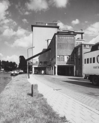 Otten, fabriek veevoeder en olie
Hier duidelijk te zien dat hetachterste deel van de fabriek over de weg is gebouwd. Foto ±1968.
Keywords: Geinbrug;Driemond;Otten,veevoeder;olie
